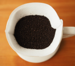 コーヒーの粉をドリッパーにセット