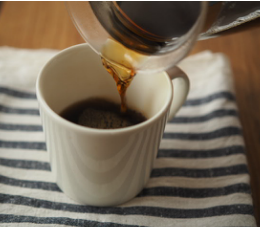 コーヒーの抽出 カップに注ぐ